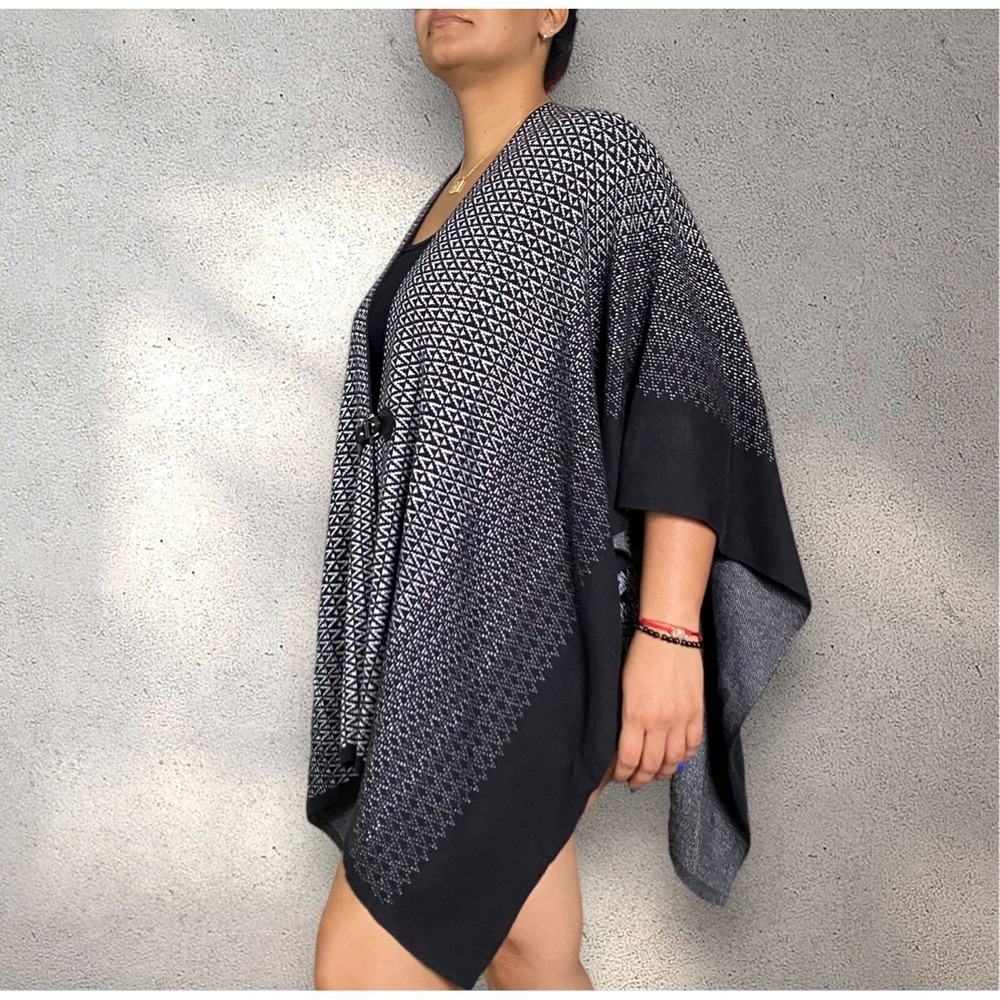 Croft & Barrow Poncho Women L/XL Black Excellent Geometric Toggle Wrap